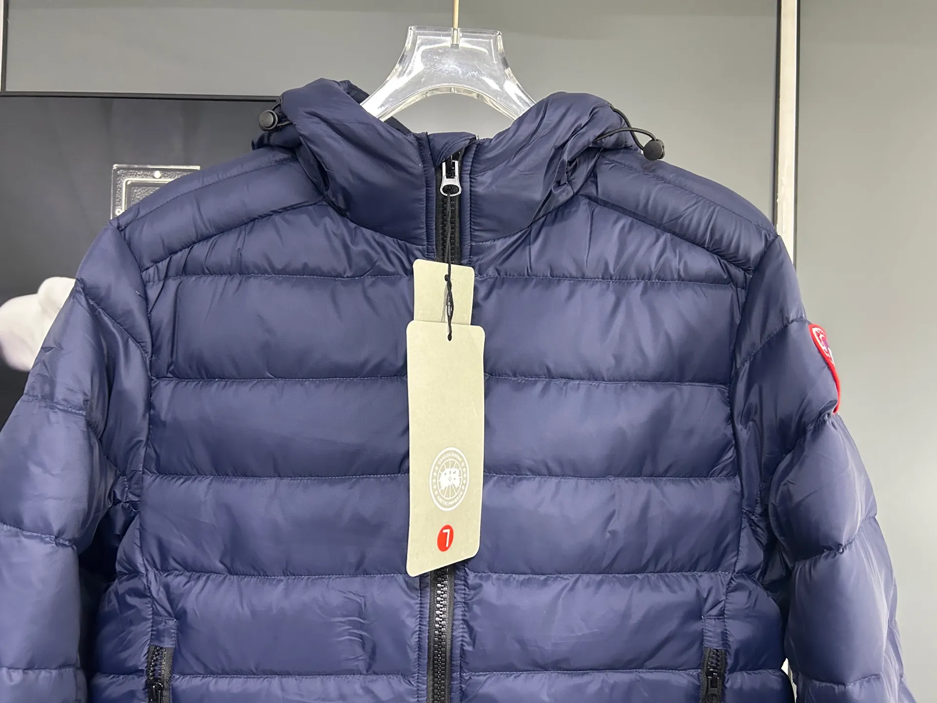 P660 CANADA GOOSE Canada Goose Crofton solid color hooded zipper outdoor warm rib down jacket 90 down filling 750 fill power Tajima embroidery white duck down short lightweight hooded down jacket jacket small zipper pocket on the chest side for storing things The Thorium AR hooded model is versatile, durable and warm. It can be used as a mid-layer in winter and winter, or worn alone. It can also be easily worn with hard-shell clothing in cold environments.     The fabric has been improved with AratoTM30 nylon fabric with fine texture, which is super warm and very wear-resistant. It is also treated with DWR, which can effectively prevent water and moisture.     DownCompositeMapping zone filling technology can reasonably allocate down insulation and synthetic insulation areas. The simple design of StormHoodM is made of synthetic insulation materials. Zippered hand pockets, inner zipper pockets. Combination of technology and technology. Lightweight and warm. Three-dimensional tailoring. Hooded design. Complete three-label accessories. What you see is what you get. Same style for men and women. Color: Navy Blue Size: M-3XL